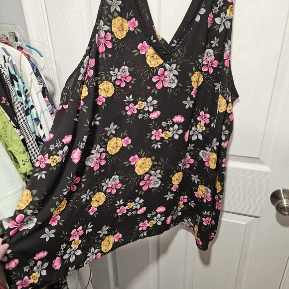 Torrid Black Floral Tank Top - Picture 2 of 4